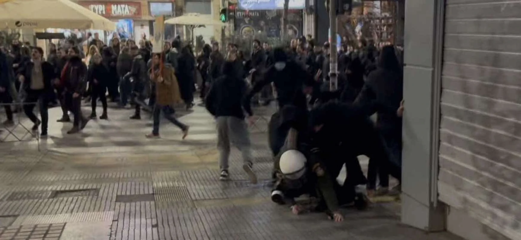 Την στιγμή που κουκουλοφόροι ρίχνουν κάτω αστυνομικό των ΜΑΤ&nbsp;