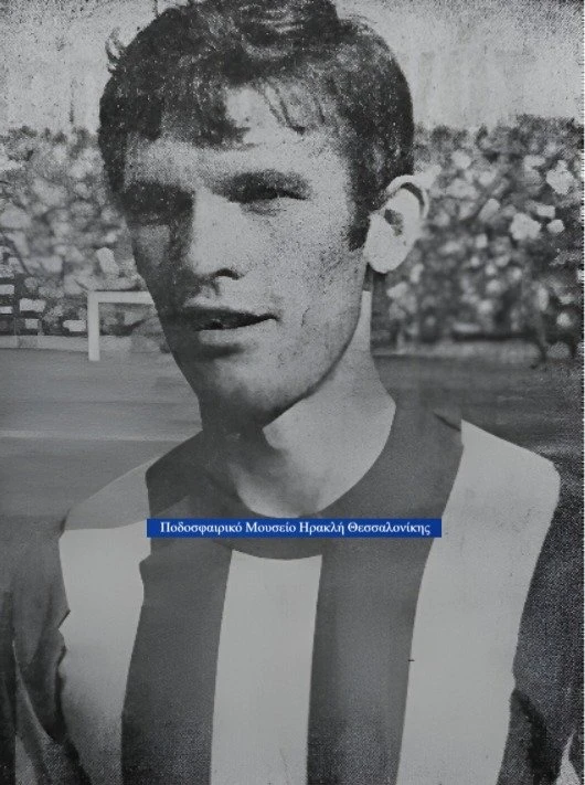 Με το μαλλί κουρεμένο ως παίκτης του «Γηραιού»