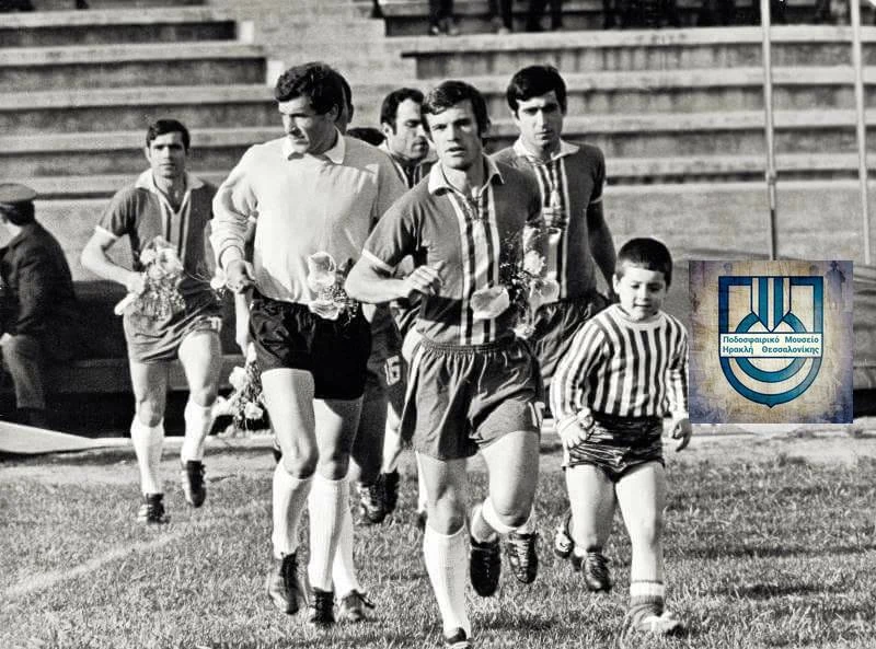 Ως αρχηγός με την ομάδα του Ηρακλή μπαίνοντας στο γήπεδο. Δίπλα του ο τερματοφύλακας Ντίνος Δινόπουλος