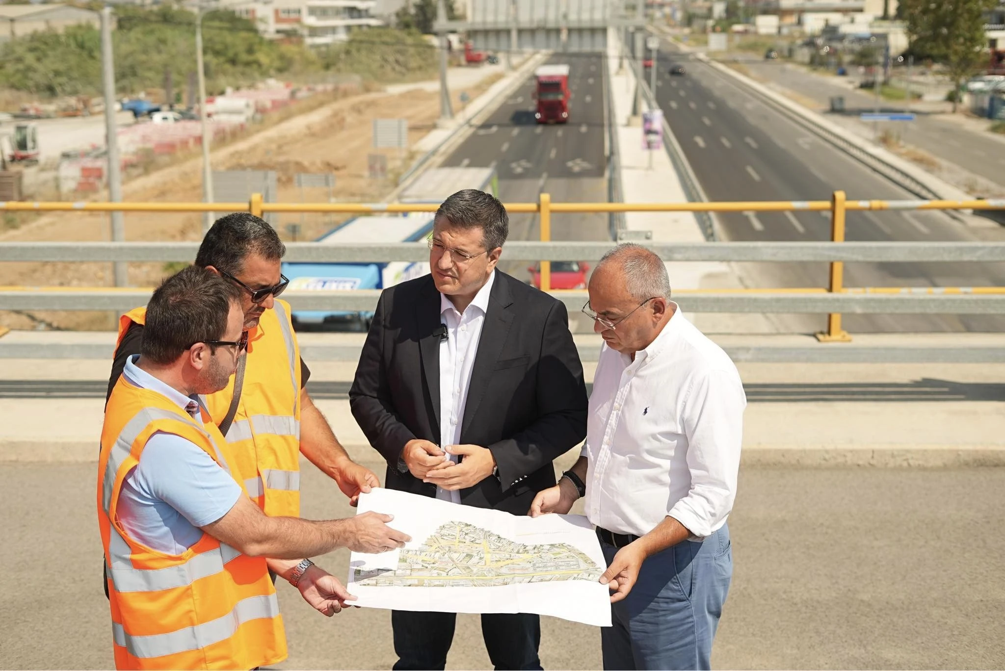 Τα μεγάλα έργα στην Ελλάδα; «Λόγω της επαγγελματικής μου δραστηριότητας και της εμπειρίας μου από το Τεχνικό Επιμελητήριο δεν είδα κάτι που να με εξέπληξε», τονίζει, ενώ επιθεωρεί μαζί με τον Απόστολο Τζιτζικώστα έργο στη Θεσσαλονίκη