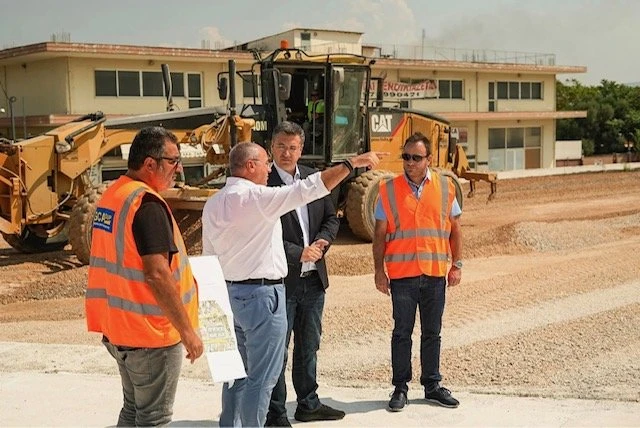Σε αυτοψία των έργων στον Κ16 μαζί με τον πρώην περιφερειάρχη Κεντρικής Μακεδονίας και σημερινό Επίτροπο της Ελλάδας στην ΕΕ Απόστολο Τζιτζικώστα