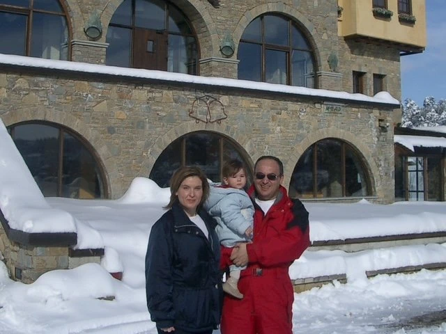 Στη Βασιλίτσα με τη σύζυγό του και την κόρη του. Έτοιμος για σκι...