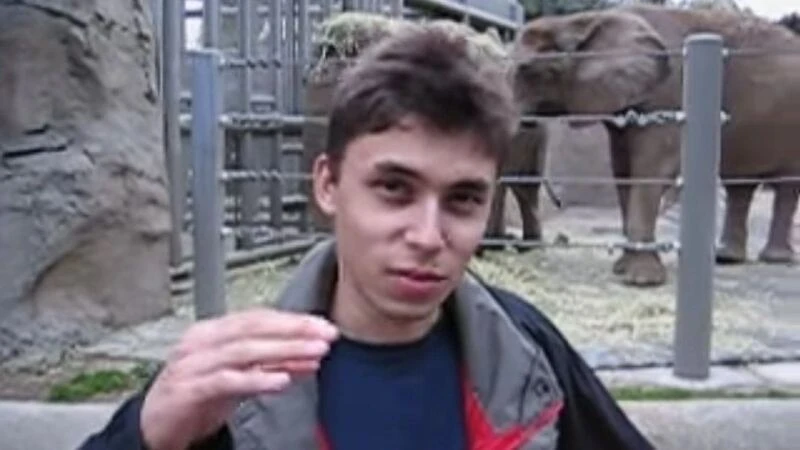 Ο συνιδρυτής του YouTube, Jawed Karim, σε καρέ από το πρώτο βίντεο που ανέβηκε στην πλατφόρμα