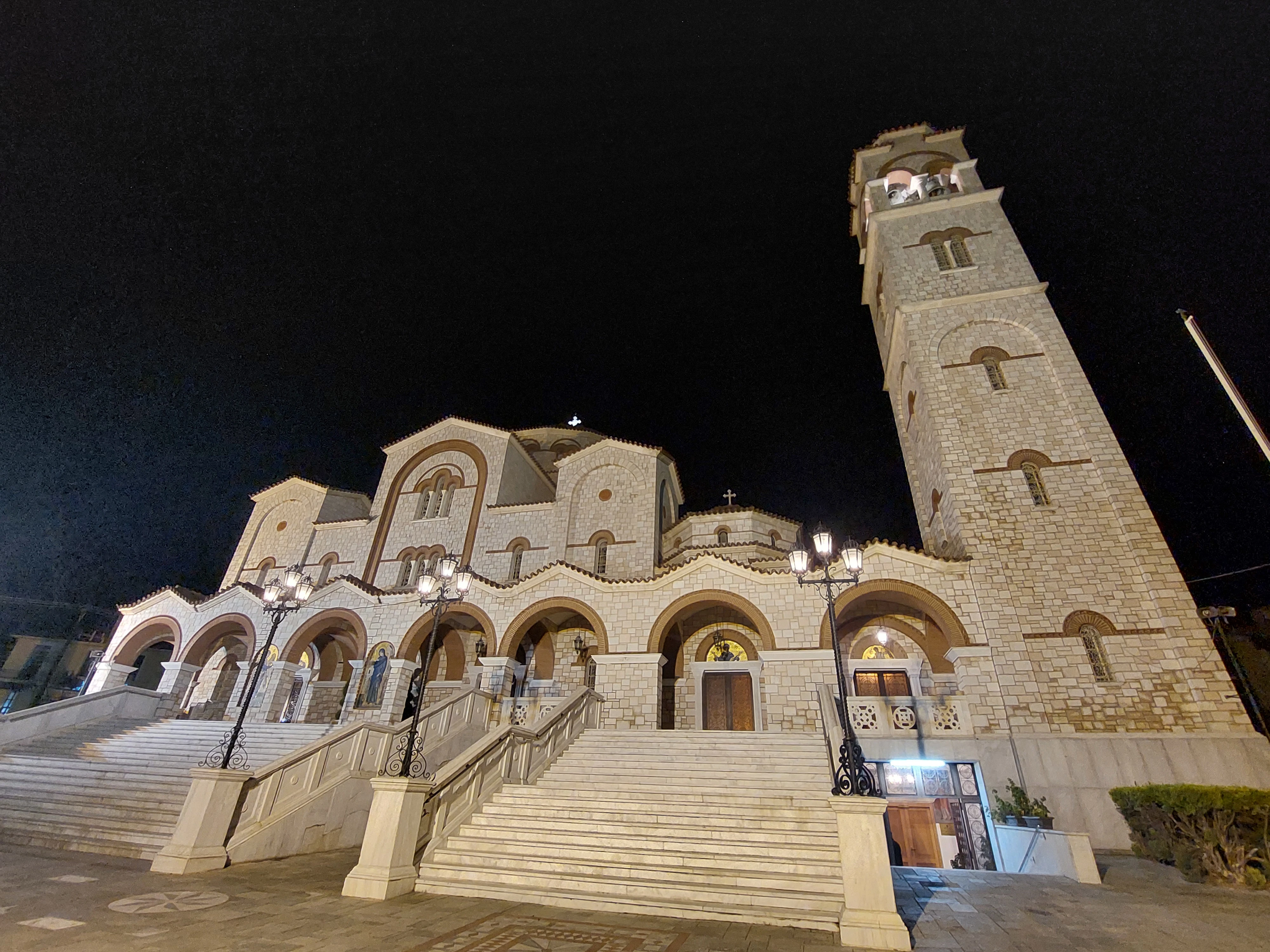 Οι κάτοικοι της περιοχής ξαγρυπνούν κάθε Μ. Πέμπτη - ξημερώματα Μ. Παρασκευής στο υπόγειο του Ναού στολίζοντας τον Επιτάφιο&nbsp;