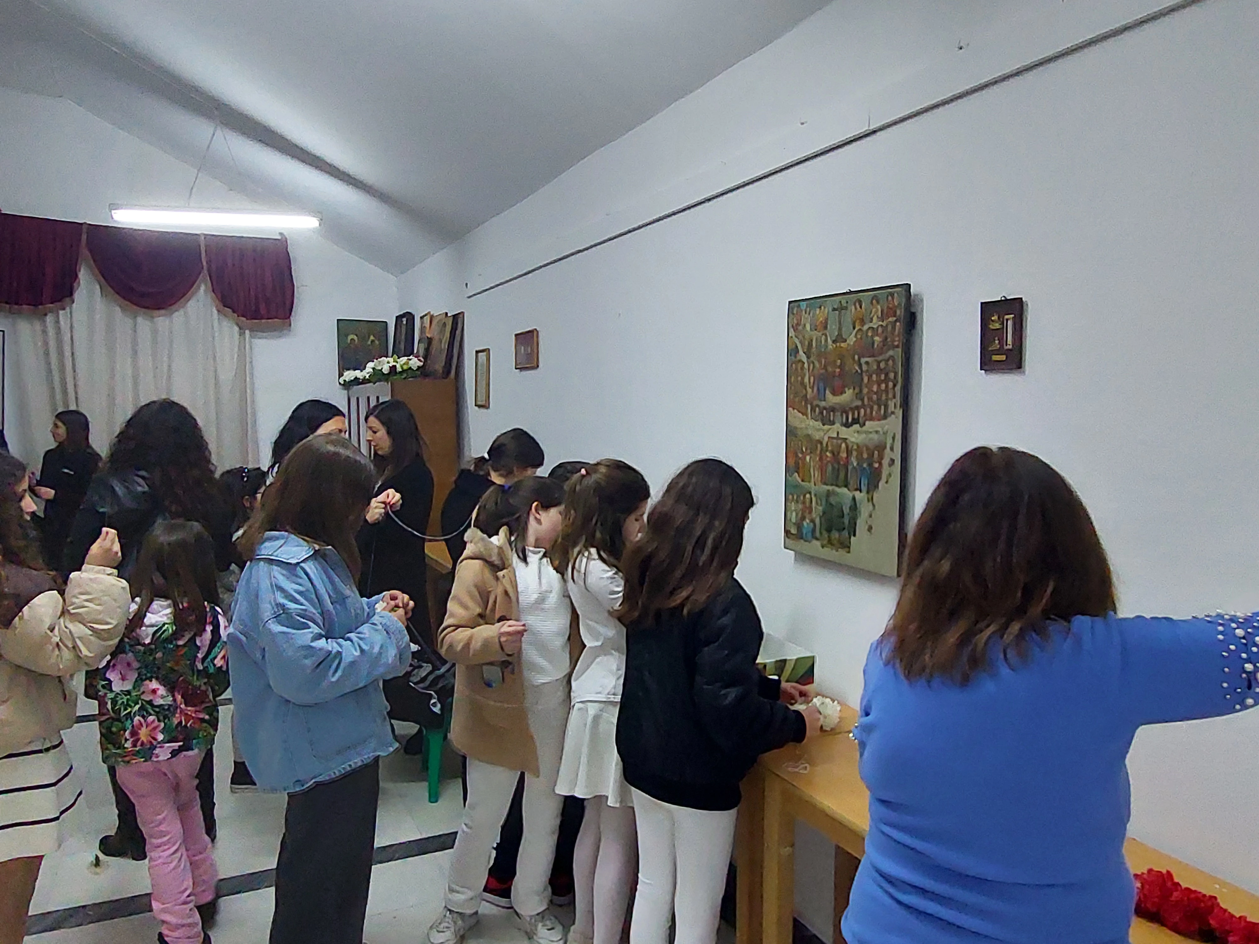 Νεαρά κορίτσια κατά τον στολισμό του Επιταφίου στον Ι.Ν. Παναγίας Φανερωμένης&nbsp;