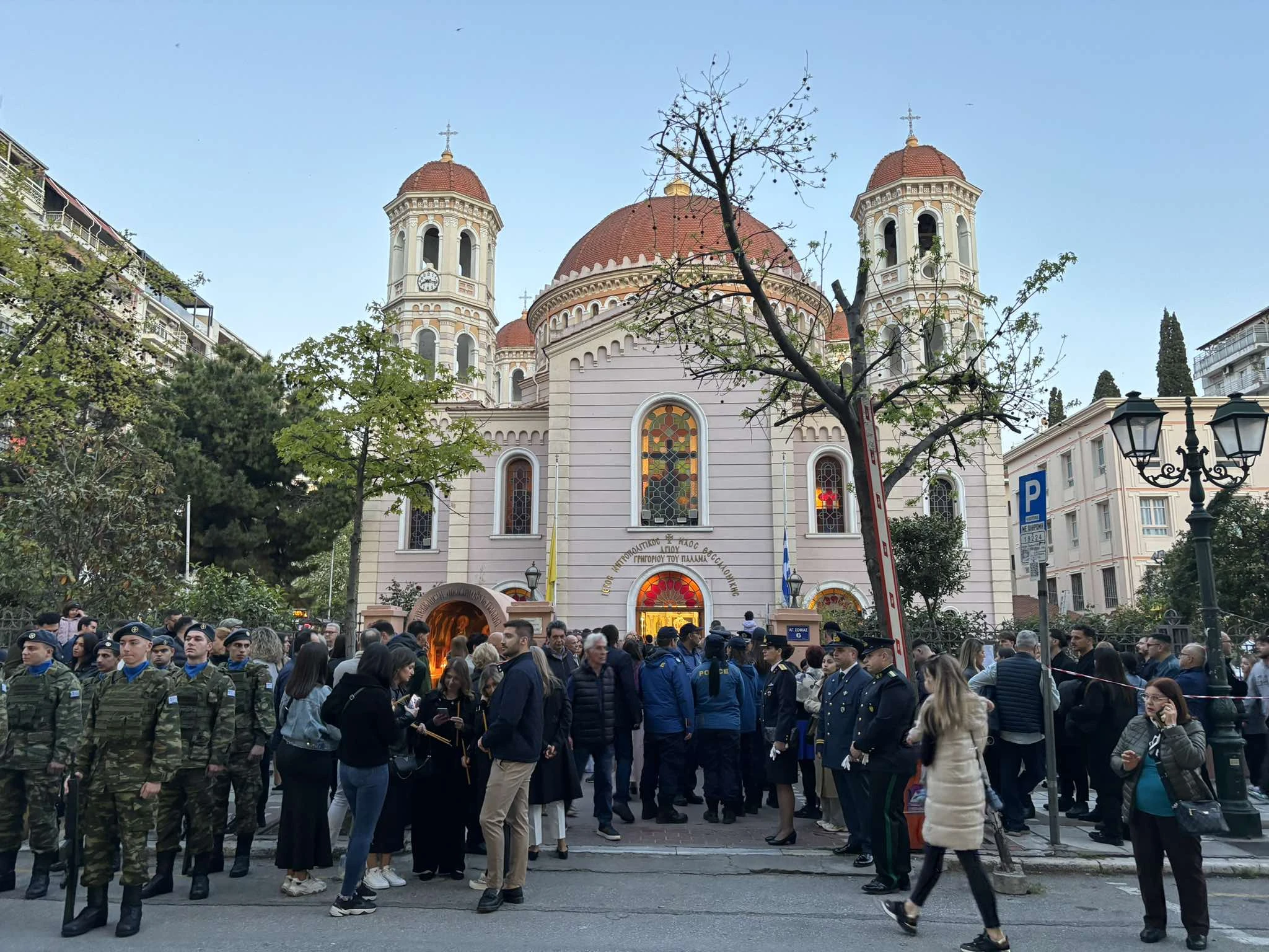 Έξω από το Ναό του Γρηγορίου του Παλαμά στη Θεσσαλονίκη εν αναμονή της περιφοράς του Επιταφίου&nbsp;