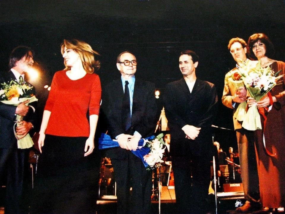1998: συναυλία στο Παλαί. Διακρίνεται δίπλα στους&nbsp;Δημήτρη&nbsp;Καρέλλη, Σταύρο Κουγιουμτζή, Γιώργο&nbsp;Νταλάρα και Αιμιλία Κουγιουμτζή