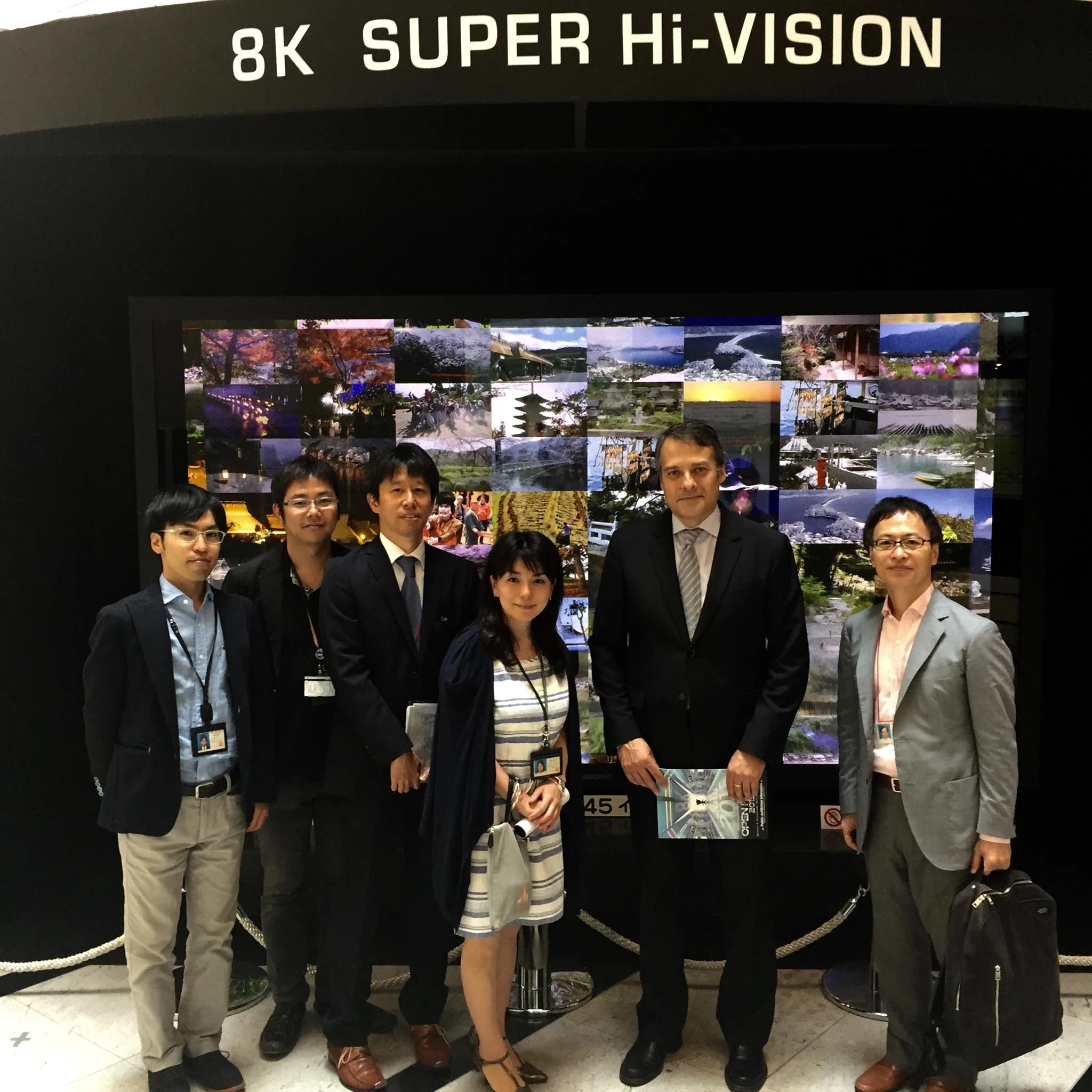 Στη Ιαπωνία κατά την παρουσίαση της τεχνολογίας «Υπέρ, υπερ-υψηλής» ανάλυσης τηλεόρασης από την ΝΗΚ που είναι Ιαπωνική ΕΡΤ, με την οποία συνεργάζεται το Media Lab του ΜΙΤ