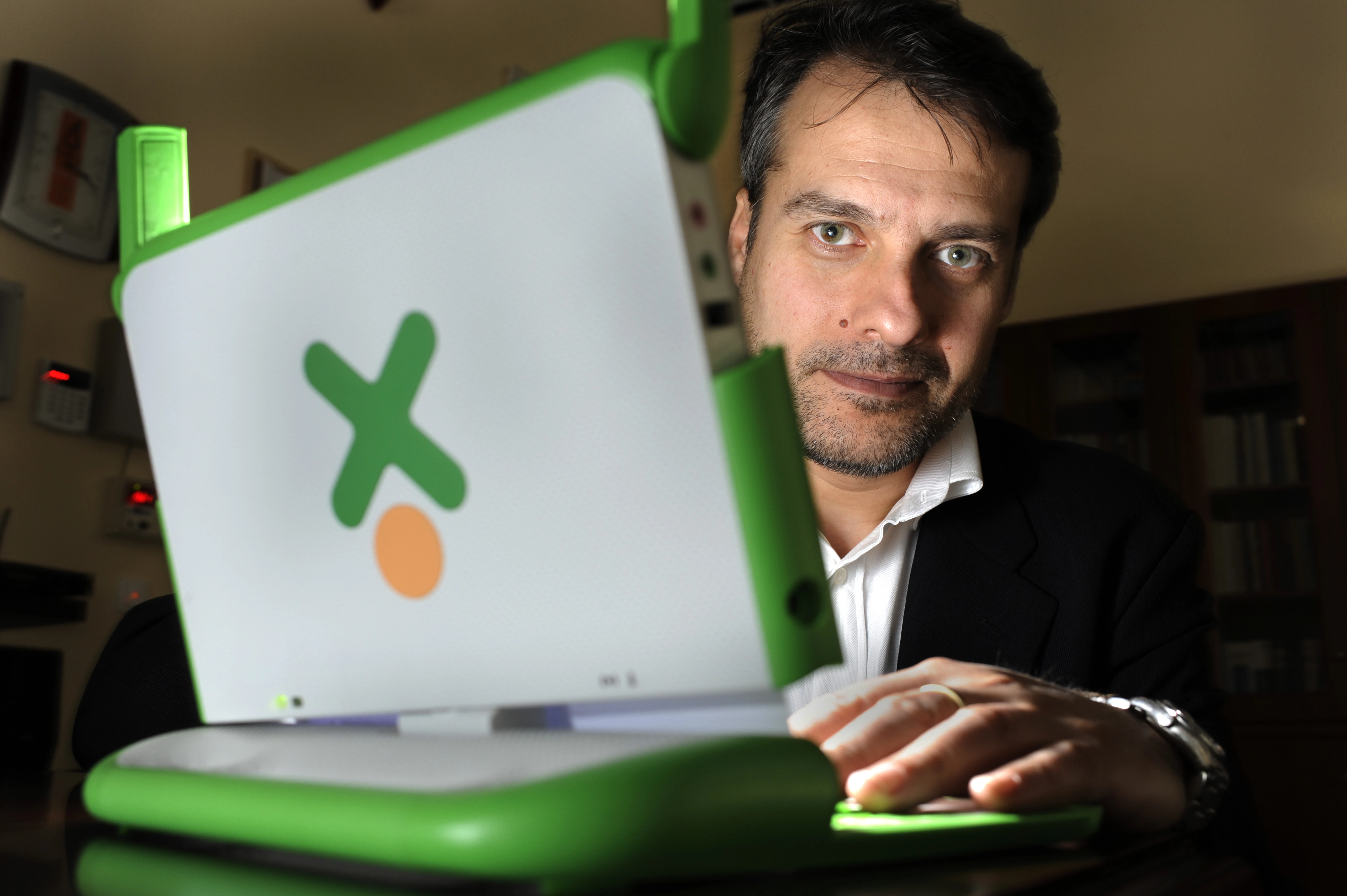 Με το περίφημο λάπτοπ των $100