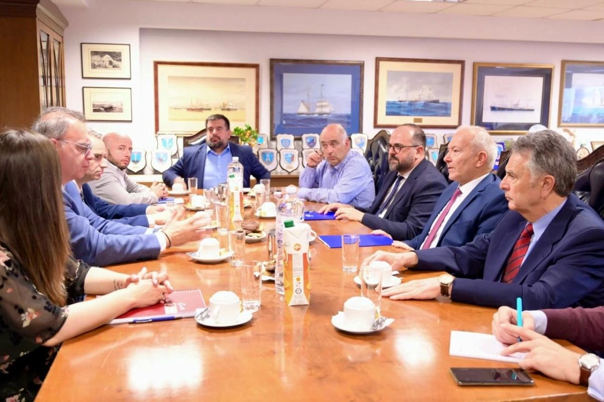 limeniko-ypourgeio-nautilias-kepe-mnimonio-maios-20250381.jpg?v=0