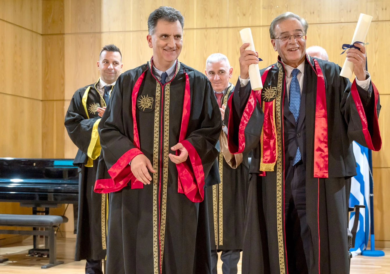 : Ο Γκίκας Χαρδούβελης με τα διπλώματα του Επίτιμου Διδάκτορος του Πανεπιστημίου Μακεδονίας