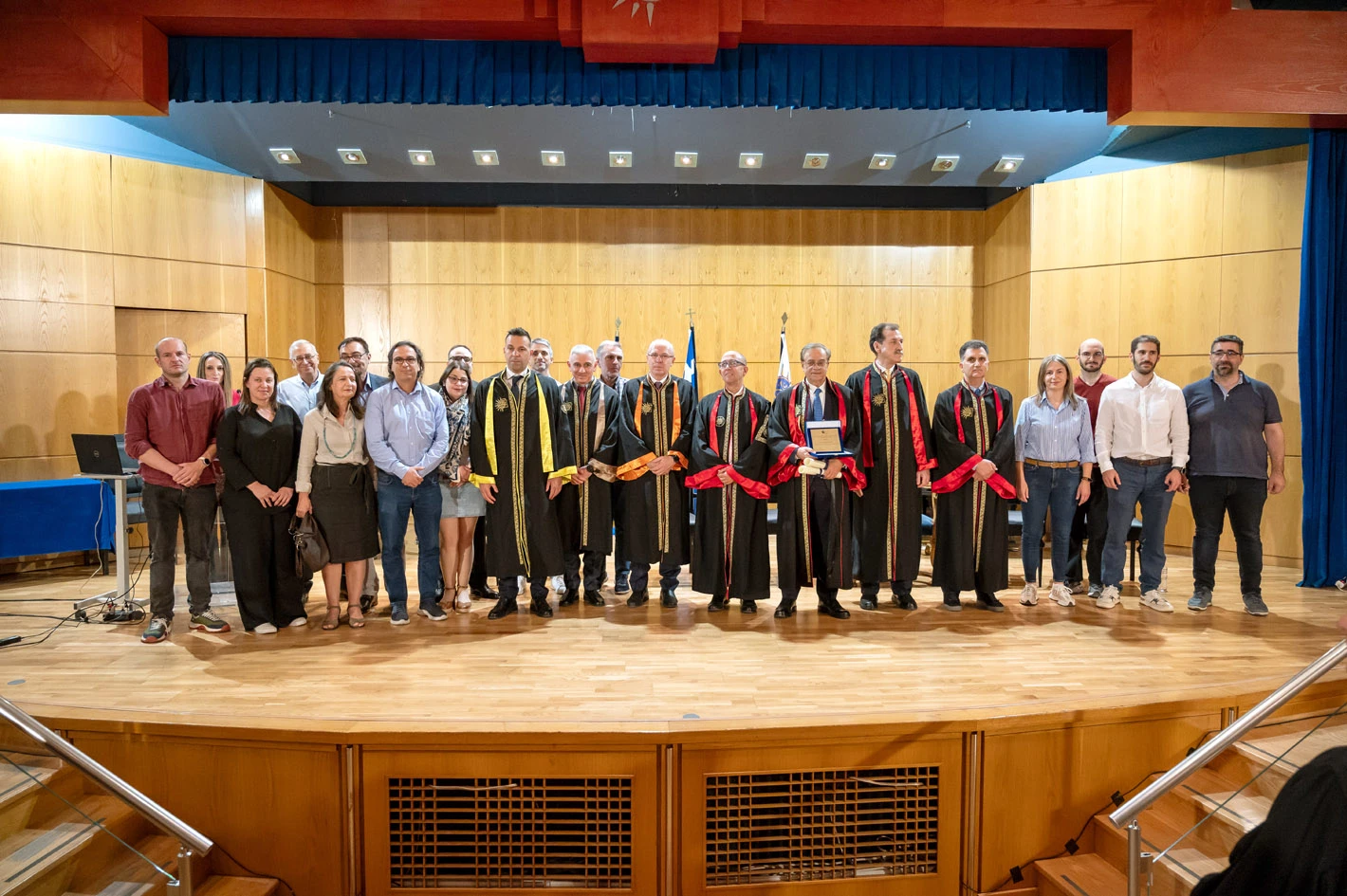 Ο κ. Χαρδούβελης μεταξύ των Πρυτανικών Αρχών και των μελών του διδακτικού προσωπικού του Τμήματος Οικονομικών Επιστημών