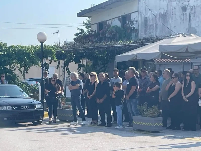 Ο Ανδρέας Ηλιάδης, διευθυντής της ΜΕΘ του Ρίου μαζί με συγγενείς και φίλους του άτυχου Σπύρου που πνίγηκε στον Άραχθο 