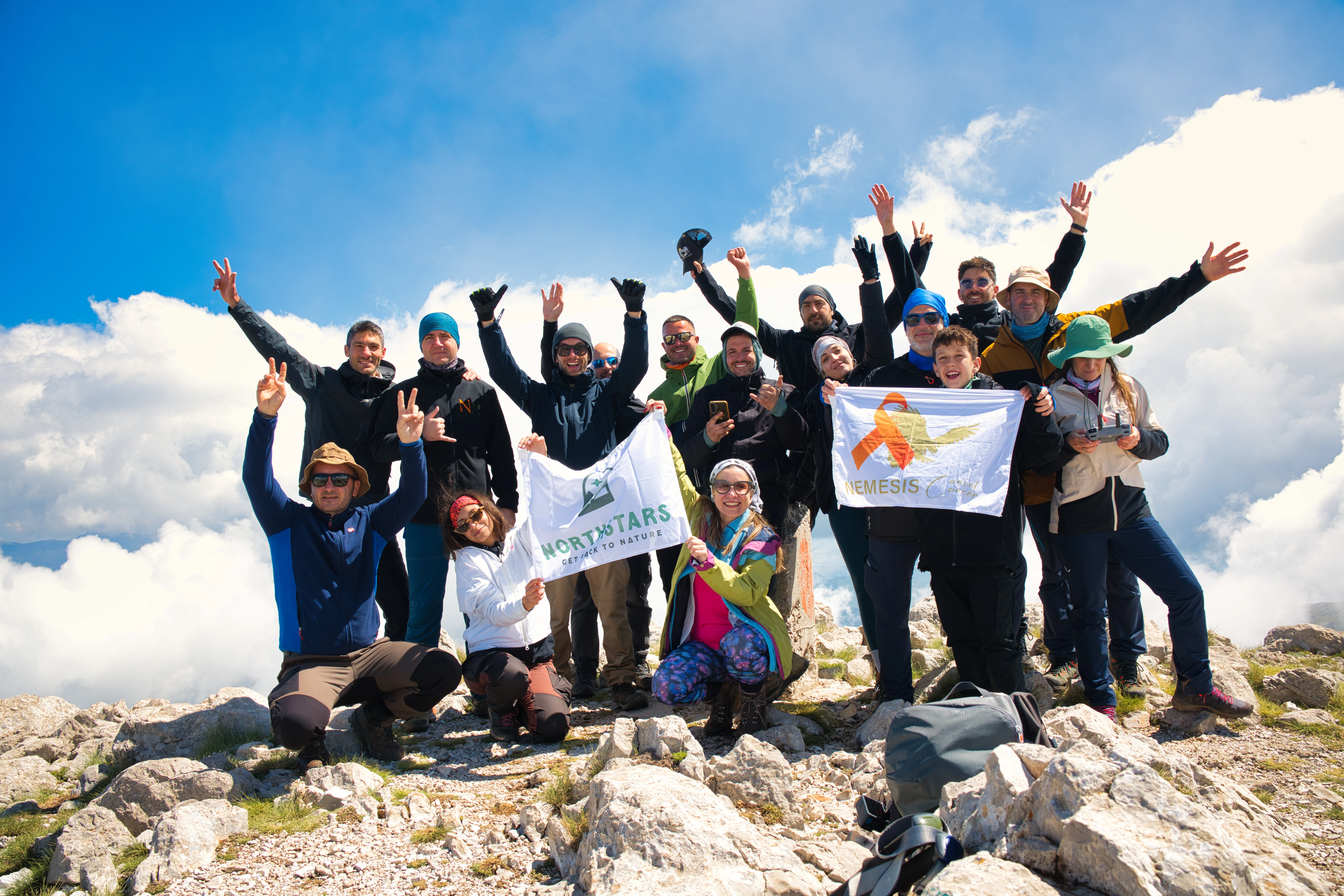 Οι Northstars στην Γκιώνα (2510m) με τη σημαία της ΝΕΜΕΣΙΣ