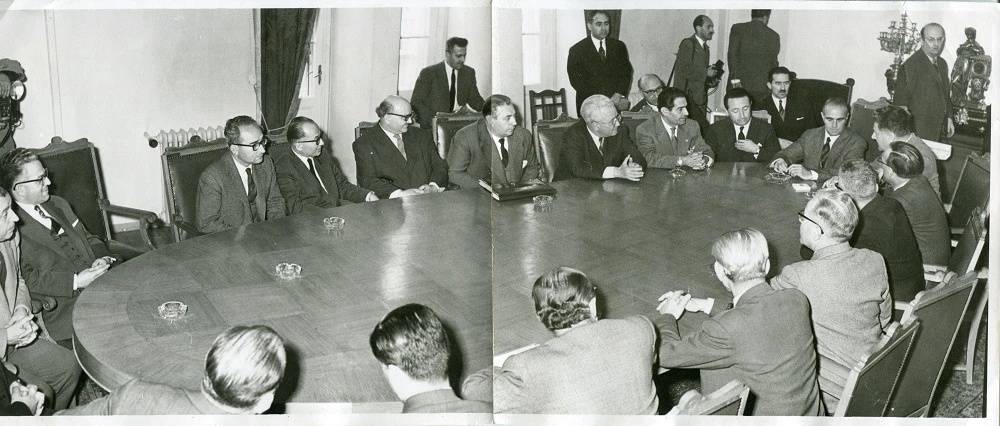 Το 1963 ο Κωνσταντίνος Καραμανλής επισκέφθηκε το ΑΠΘ ως πρωθυπουργός. Η φωτογραφία είναι πιθανόν από την υποδοχή της Συγκλήτου. Το ακαδημαϊκό έτος 1963-64 ο ΙΟΚ διετέλεσε κοσμήτορας της Θεολογικής Σχολής (δεύτερος από αριστερά). Δεύτερος αριστερά από τον Καραμανλή ο καθηγητής Νικόλαος Καβαζαράκης της Ιατρικής και δίπλα του αριστερά ο Νικόλαος Εμπερίκος, καθηγητής της ΦΜΣ (Φυσικό). Ο Καραμανλής έφτασε στη Θεσσαλονίκη με πλοίο.Φωτογραφία από το προσωπικό αρχείο του καθηγητή του ΑΠΘ Ιωάννη Καλογήρου, το οποίο έχει παραχωρηθεί στην Κοσμητεία της Θεολογικής Σχολής του ΑΠΘ για τις εκδηλώσεις εορτασμού των 80 χρόνων της Θεολογικής Σχολής.