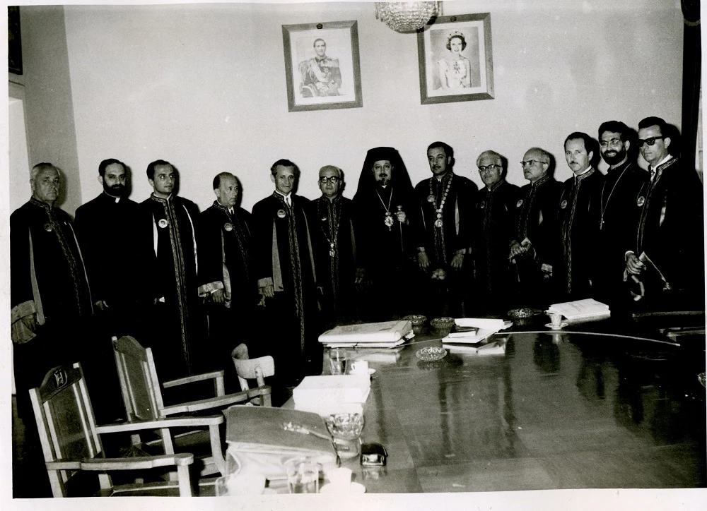 Οι καθηγητές της Θεολογικής Σχολής του ΑΠΘ δεκαετία ’70. Από δεξιά, Παναγιώτης Σιμωτάς, Τυρολόης & Σερεντίου Παντελεήμων (Ροδόπουλος), Κωνσταντίνος Φράγκος, ΙΟΚ, Ιωάννης Φουντούλης, άγνωστος ιεράρχης, άγνωστος καθηγητής, Παναγιώτης Χρήστου, Ιωάννης Αναστασίου, Γεώργιος Μαντζαρίδης, π. Ιωάννης (Ρωμανίδης) και πιθανόν Γερομιχαλός.Φωτογραφία από το προσωπικό αρχείο του καθηγητή του ΑΠΘ Ιωάννη Καλογήρου το οποίο έχει παραχωρηθεί στην Κοσμητεία της Θεολογικής Σχολής του ΑΠΘ για τις εκδηλώσεις εορτασμού των 80 χρόνων της Θεολογικής Σχολής.