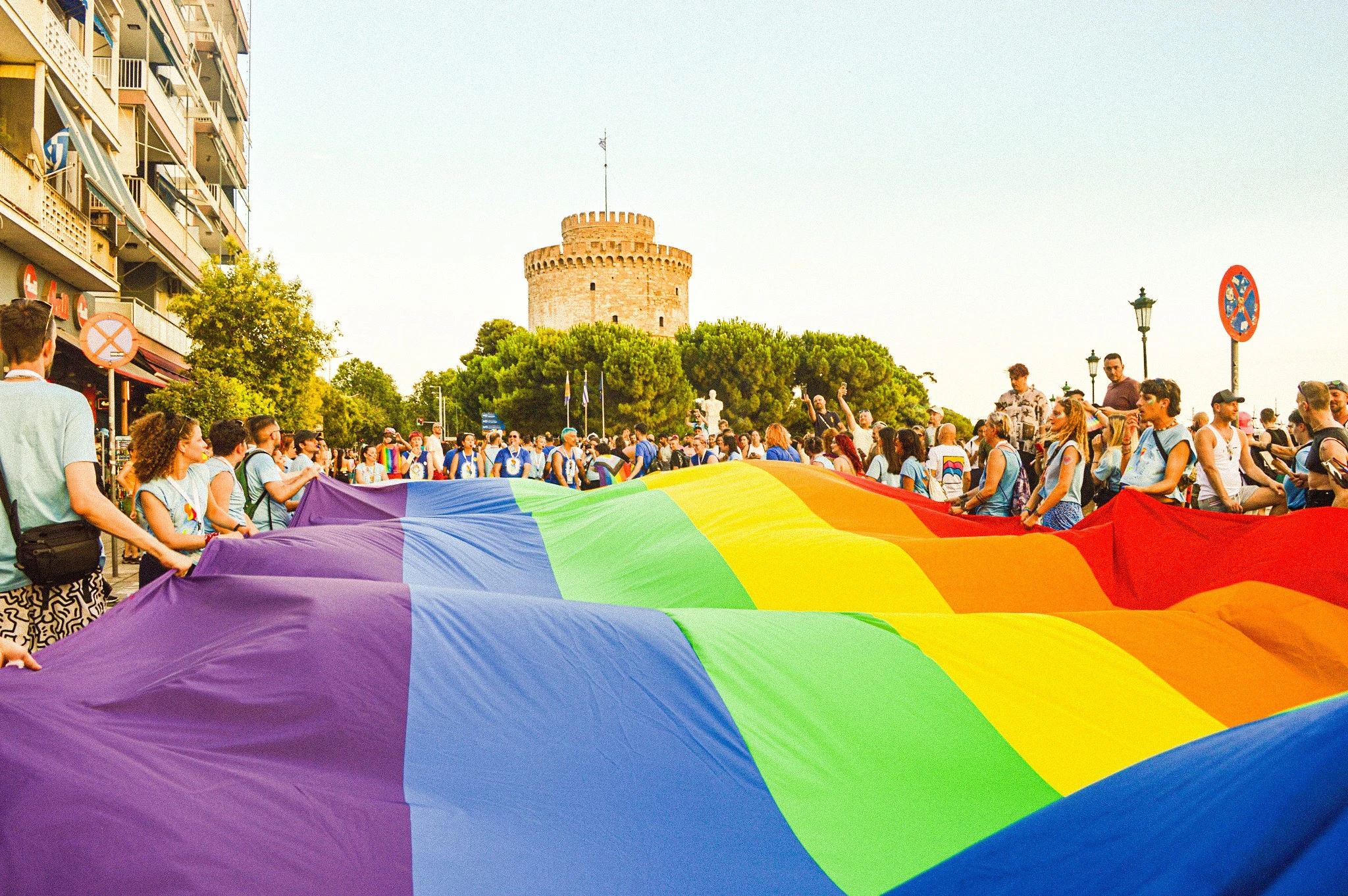 Στιγμιότυπα από την παρέλαση υπερηφάνειας με φόντο τον Λευκό Πύργο