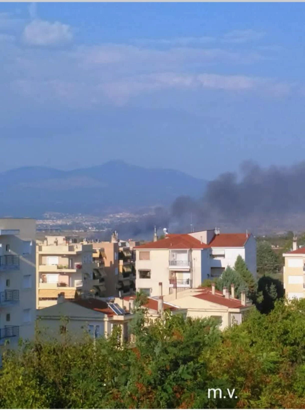 Μαύρος καπνός από φωτιά στα Τσαΐρια το 2018, φωτογραφία της Μαρουτσέλλας Βασιλειάδου
