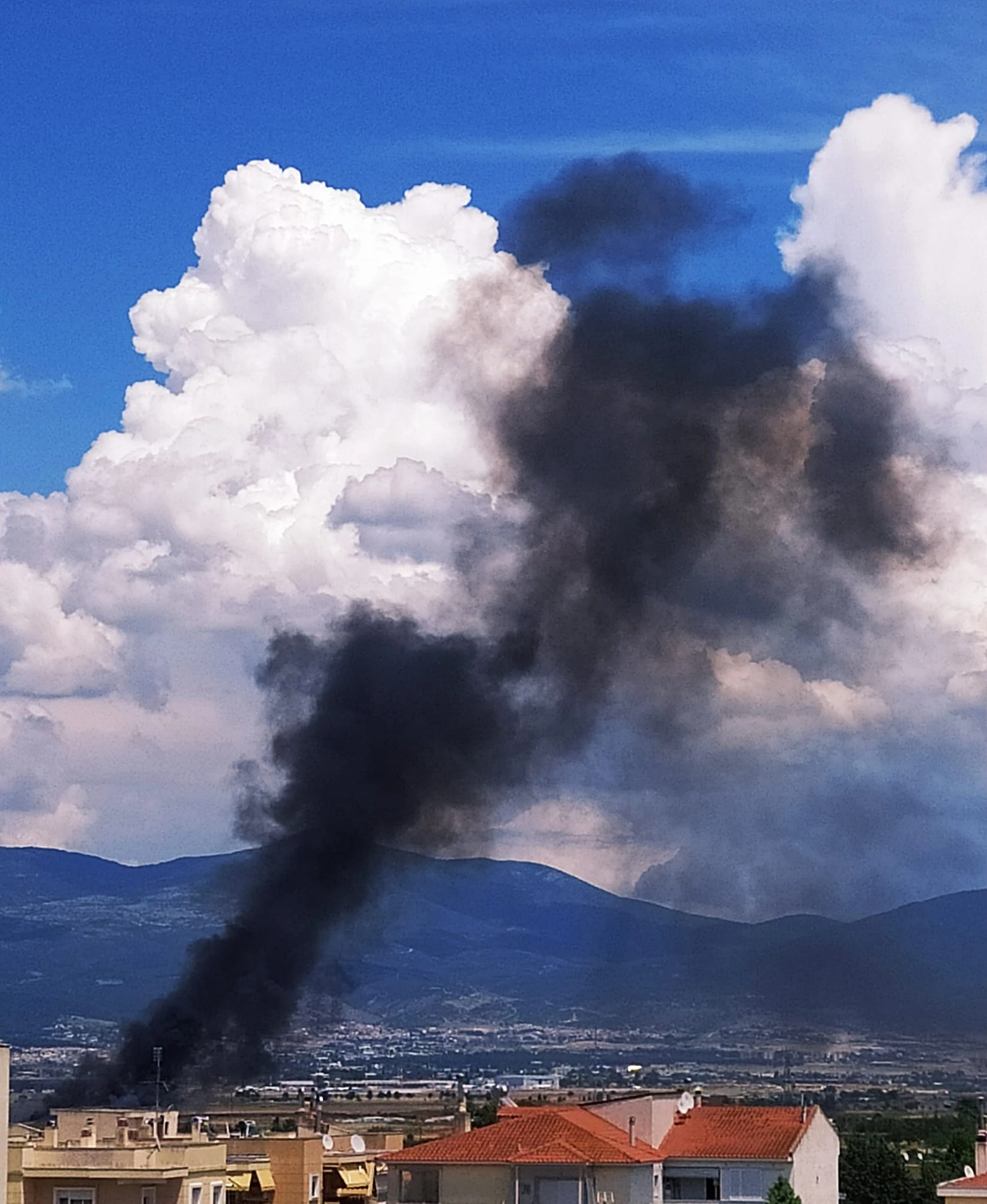 Μαύρος καπνός από φωτιά στα Τσαΐρια το 2020
