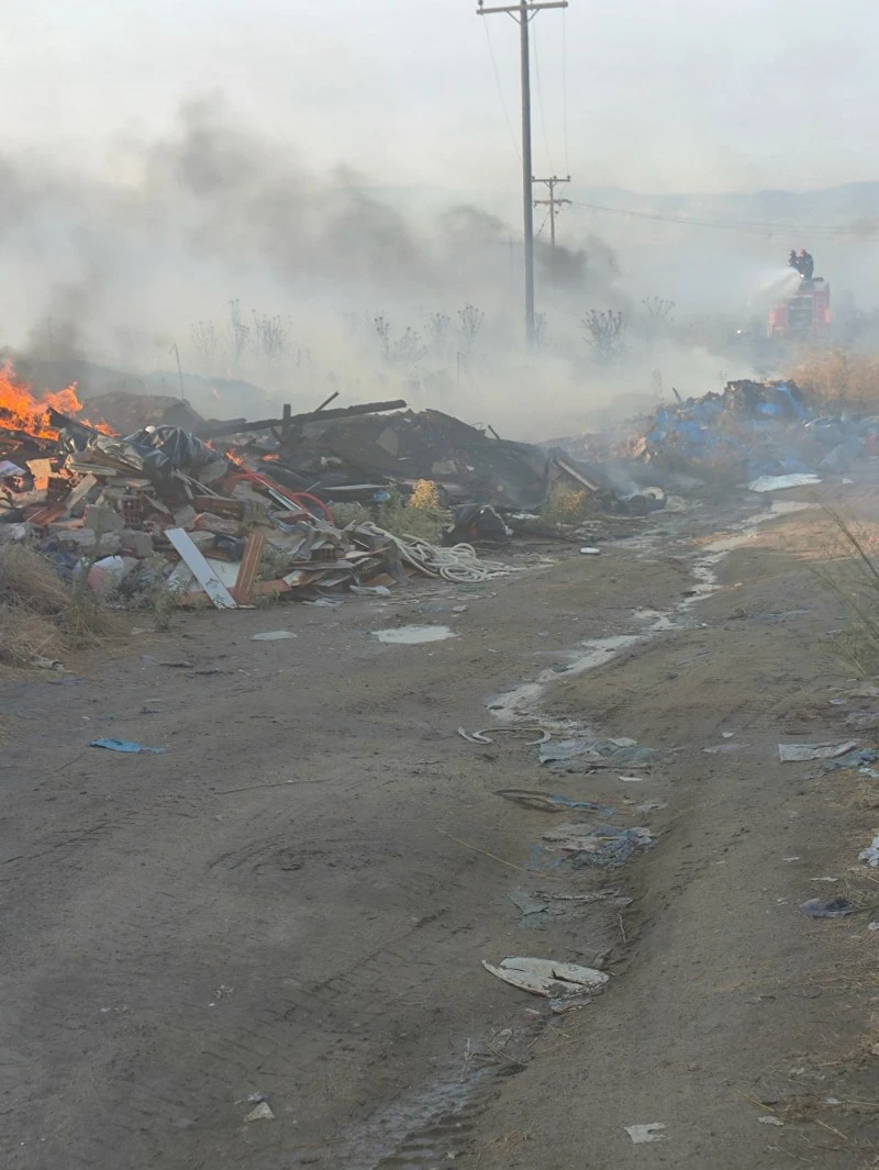 Εικόνες από τη φωτιά στα Τσαΐρια, 26/06/2025