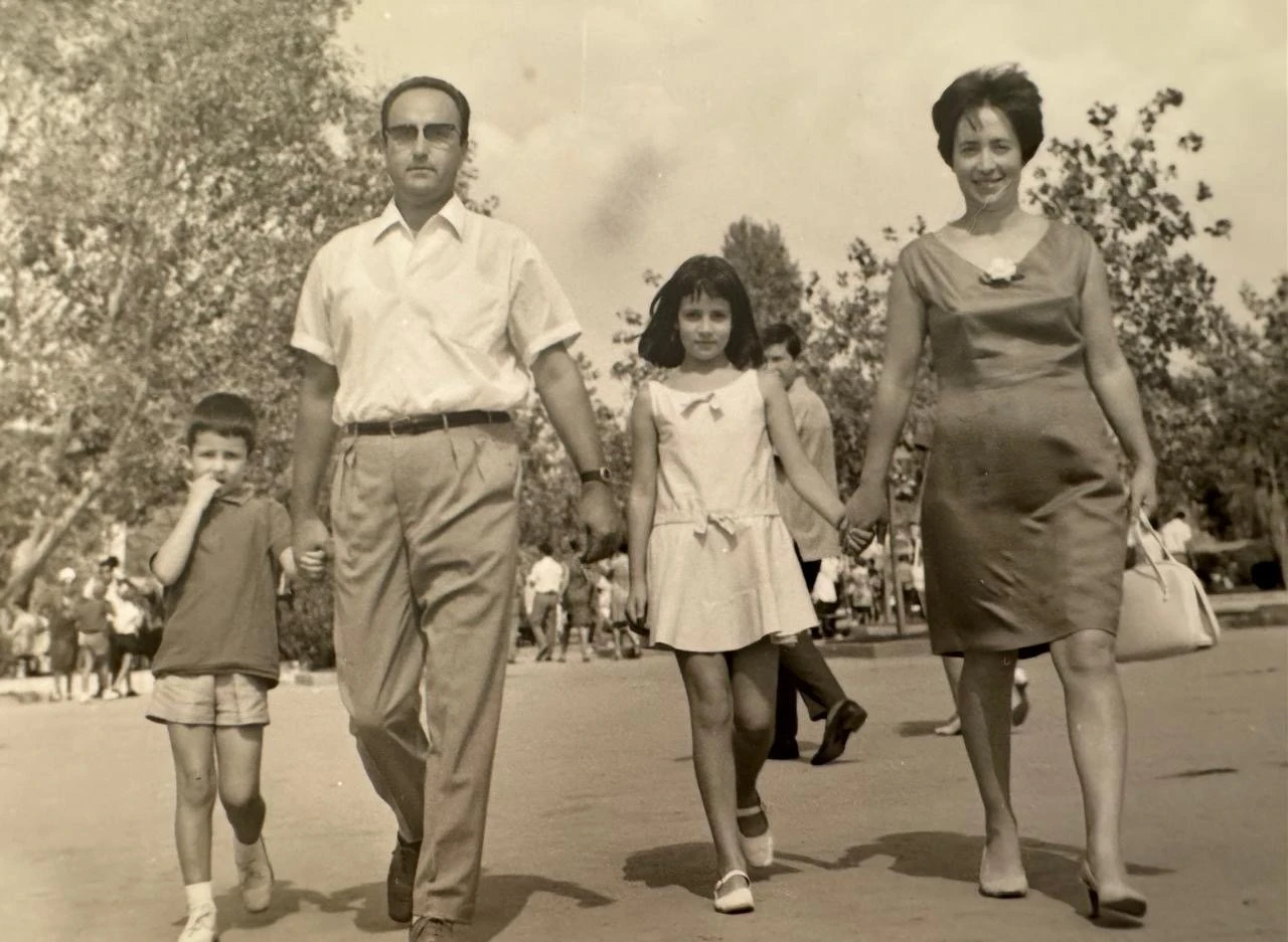 Με τους γονείς και τον αδελφό της περιδιαβαίνοντας τη ΔΕΘ