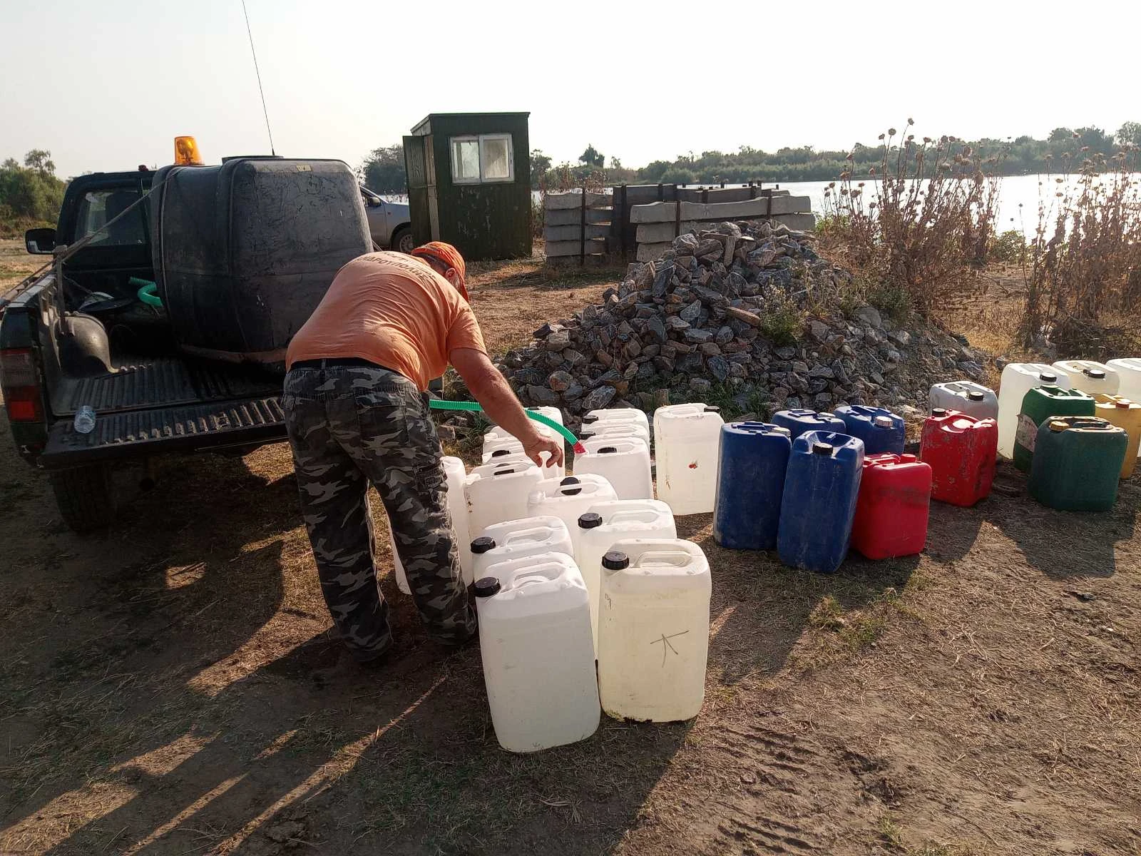 Ο Σύλλογος "Αινήσιο Δέλτα Έβρου" και εθελοντές βοηθούν στη μεταφορά γλυκού νερού&nbsp;