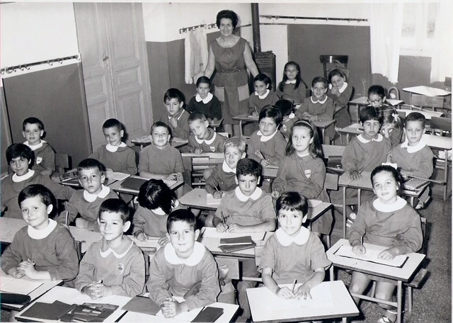 Με ποδιές, στην τάξη του 43ου δημοτικού. Ο Αντώνης Οικονόμου είναι στη δεύτερη σειρά, δεύτερος από αριστερά