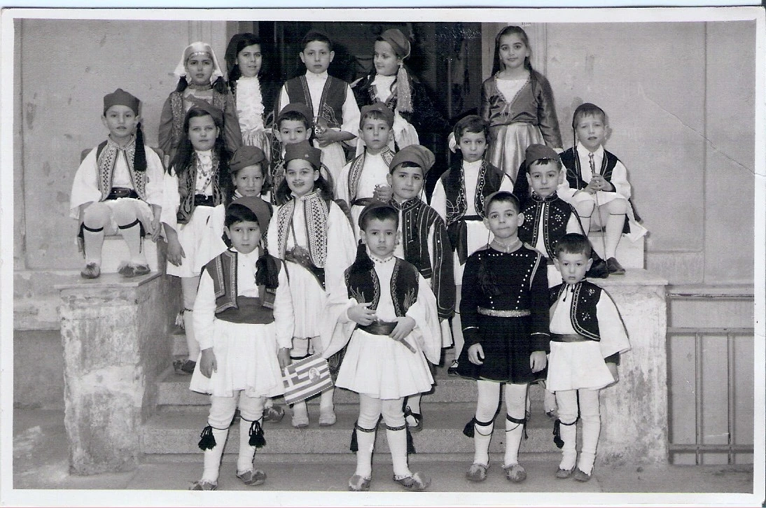 Ως τσολιάς στα σκαλάκια&nbsp;του δημοτικού στη διάρκεια κάποιας σχολικής γιορτής. Είναι στη μέση της δεύτερης από&nbsp;επάνω&nbsp;σειράς, τέταρτος&nbsp;από αριστερά