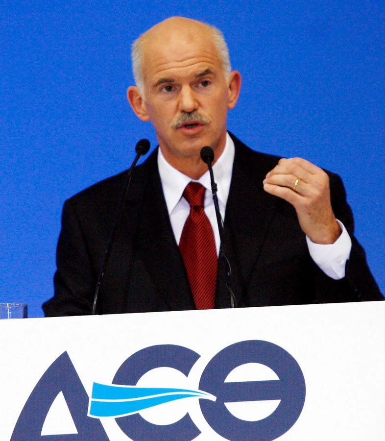 O Γιώργος Παπανδρέου είχε ισχυριστεί στη ΔΕΘ του 2009 ότι «λεφτά υπάρχουν» και λίγες εβδομάδες μετά το ΠΑΣΟΚ σάρωσε στις εκλογές -στις 23 Απριλίου 2010 όμως, αντιλαμβανόμενος ότι τα ταμεία ήταν άδεια, ανακοίνωσε την υπαγωγή της χώρας στο Διεθνές Νομισματικό Ταμείο.