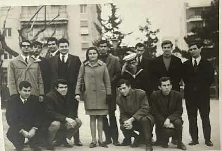 Με τους συμμαθητές του νυχτερινού λυκείου. Διακρίνεται&nbsp;πρώτας καθιστός απο δεξιά