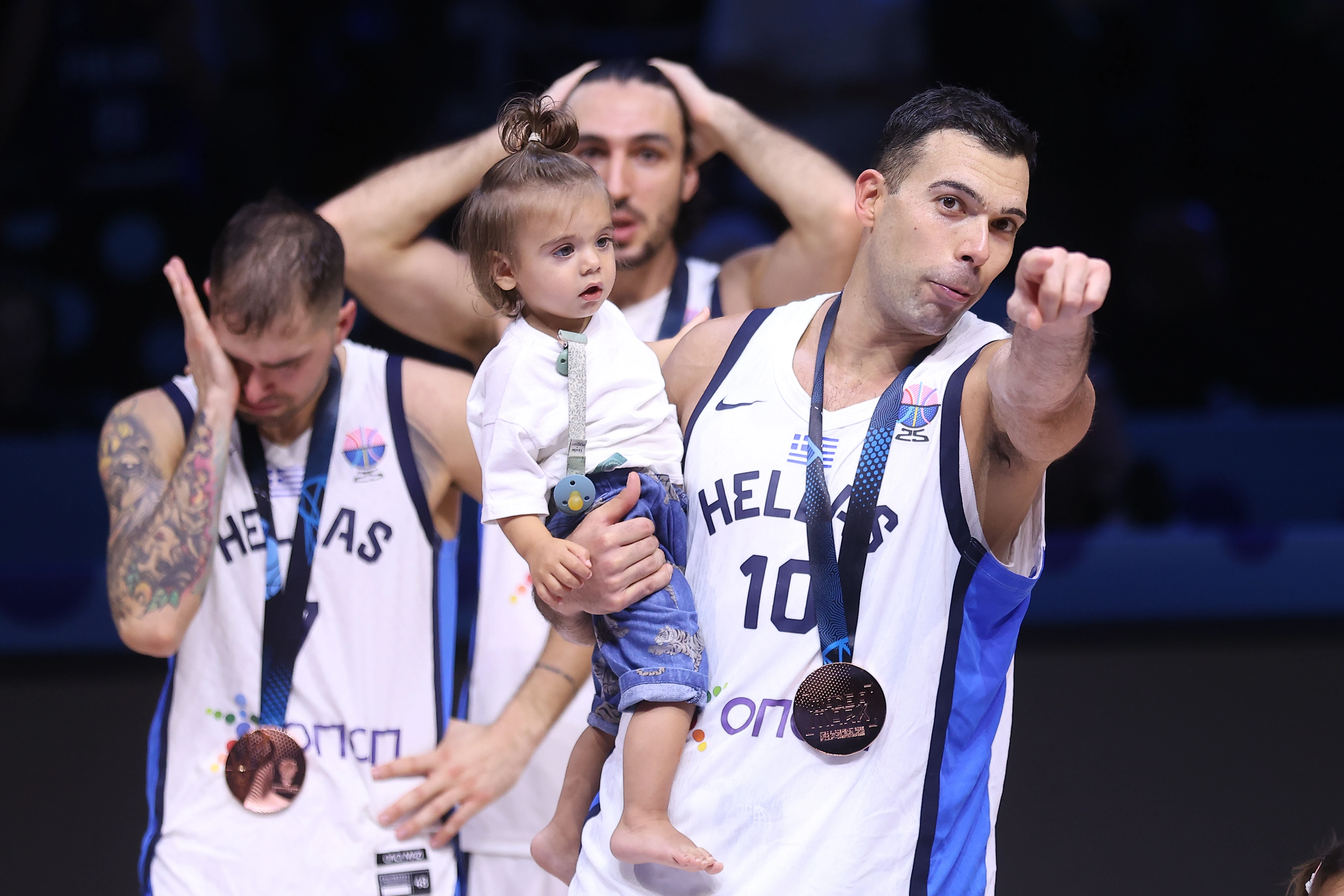 Ο Κώστας Σλούκας αγκαλιά με την κόρη του και στο βάθος Βασίλης Τολιόπουλος και Δημήτρης Κατσίβελης&nbsp;