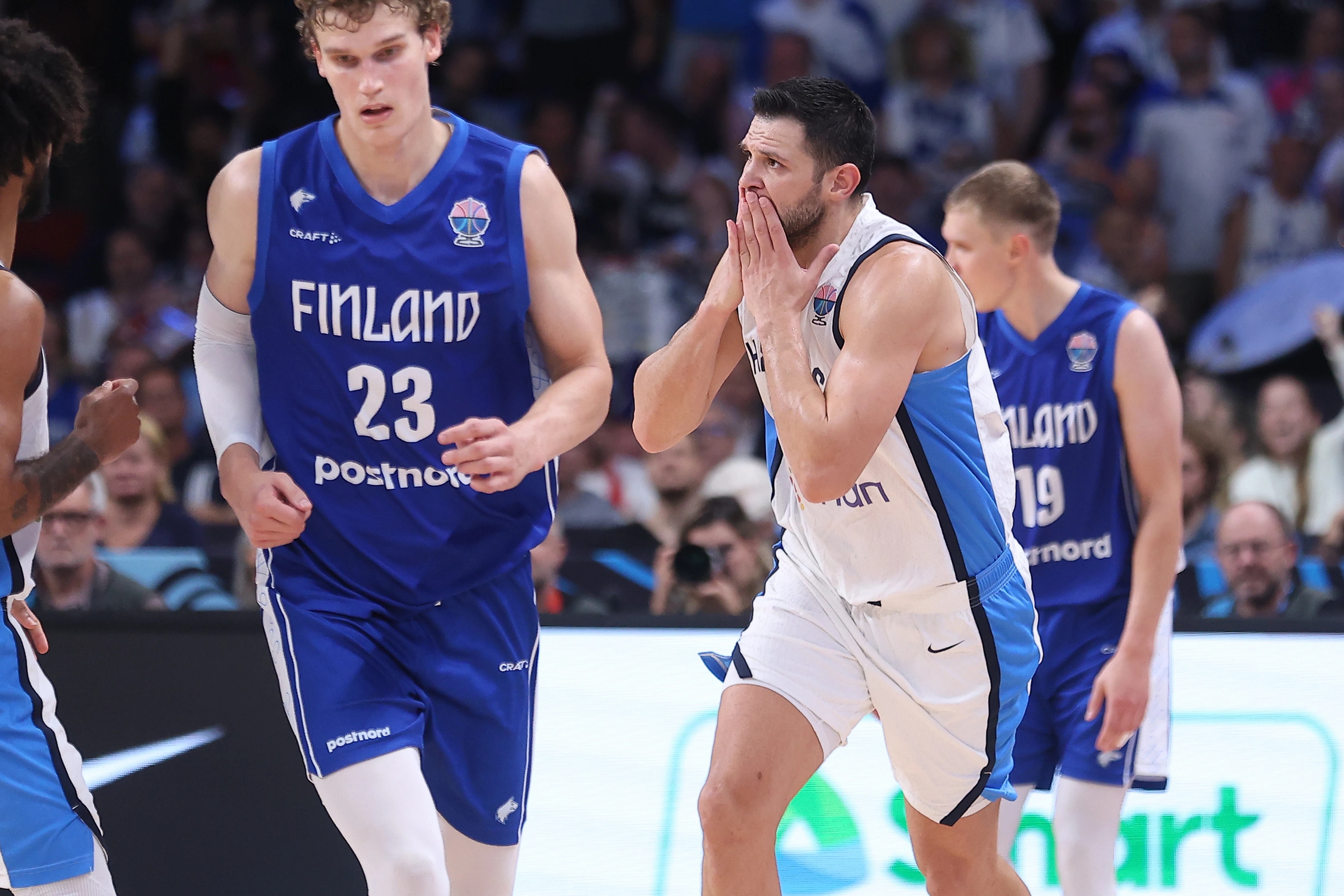 Η υπερπροσπάθεια του Κώστα Παπανικολάου και το φιλί στην οικογένειά του στην κερκίδα&nbsp;