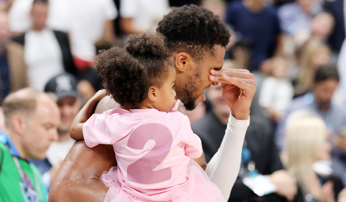 Ο Γιάννης Αντετοκούνμπο μετά το τέλος του μικρού τελικού, δακρυσμένος, αγκαλιά με την κόρη του&nbsp;