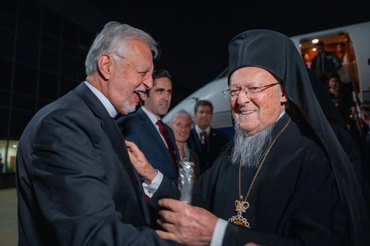 Ο πρωτοπρεσβύτερος του οικουμενικού θρόνου, Αλέξανδρος Καρλούτσος, υποδέχεται τον πατριάρχη Βαρθολομαίο.