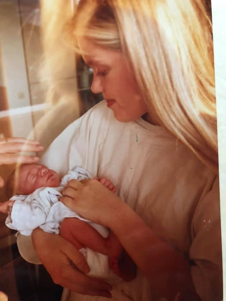 Έχοντας αγκαλιά την κόρη της, Κατερίνα