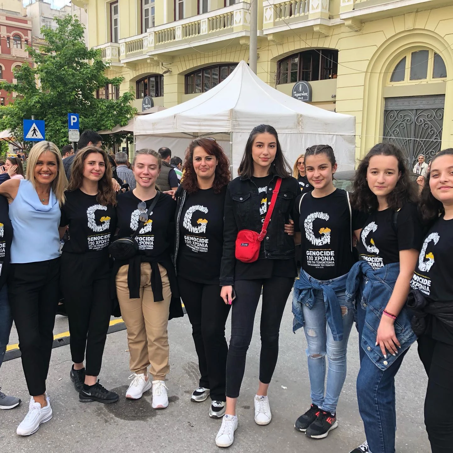 Με τις εθελόντριες σε εκδήλωση για τη γενοκτονία των Ποντίων