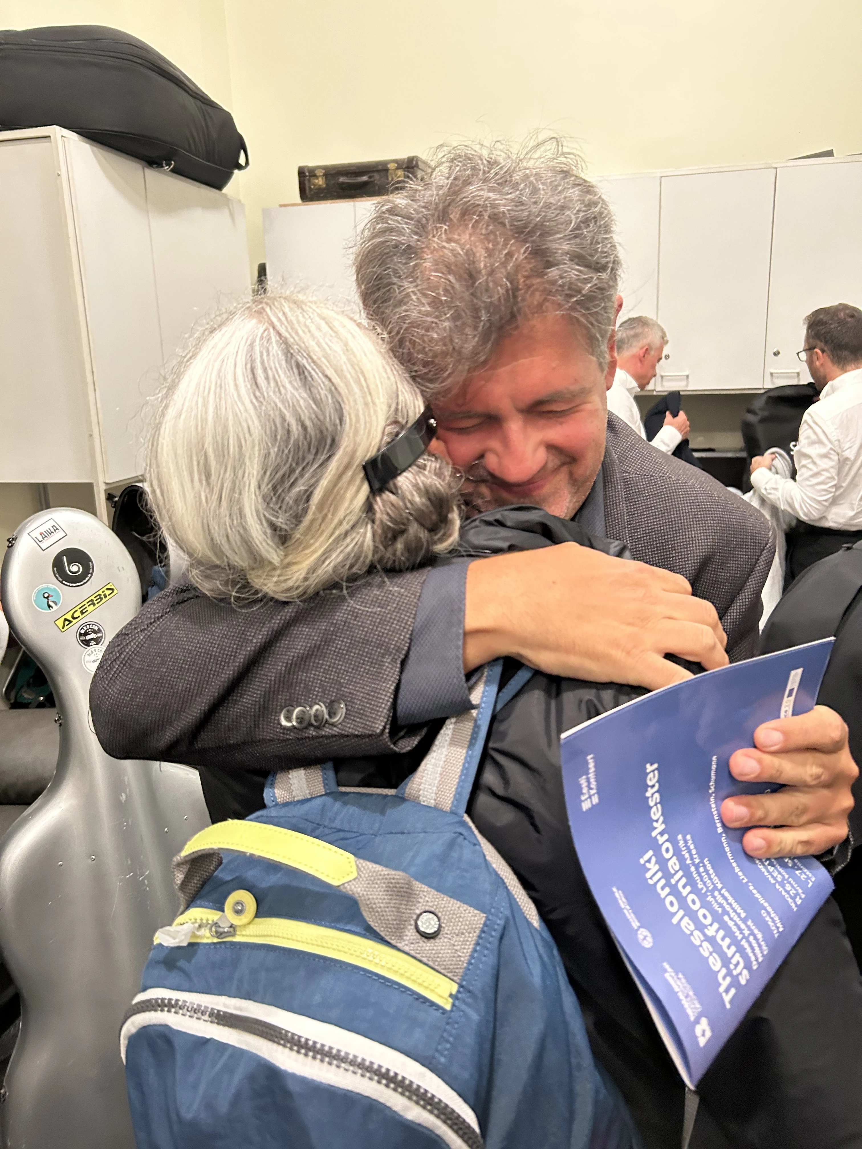 <b>ΣΥΓΚΙΝΗΜΕΝΟΣ Ο ΚΑΛΛΙΤΕΧΝΙΚΟΣ ΔΙΕΥΘΥΝΤΗΣ ΣΙΜΟΣ ΠΑΠΑΝΑΣ ΑΓΚΑΛΙΑΖΕΙ ΕΝΑΝ ΕΝΑΝ ΤΟΥΣ ΜΟΥΣΙΚΟΥΣ ΤΗΣ ΚΟΘ</b>