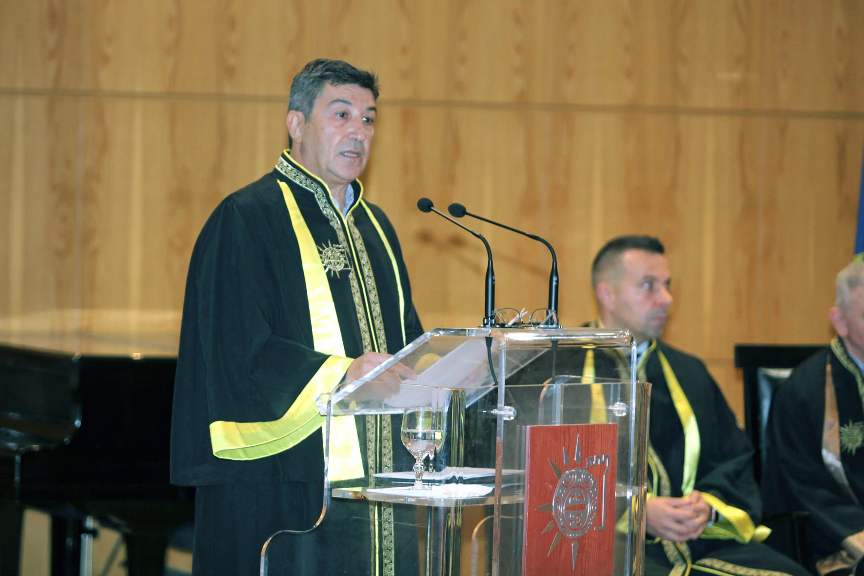 Ο Κοσμήτορας της Σχολής Επιστημών Διοίκησης Επιχειρήσεων, καθηγητής Φώτιος Κ. Βούζας, εκφώνησε ομιλία και τον δημόσιο Έπαινο προς τον τιμώμενο