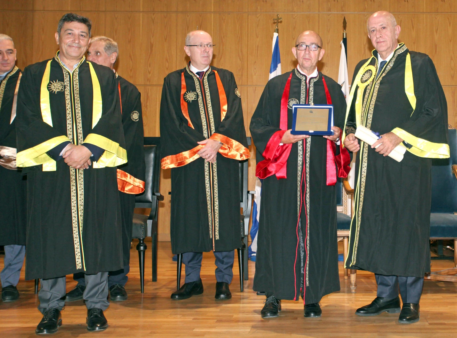 Ο Πρύτανης, καθηγητής Στυλιανός Δ. Κατρανίδης επέδωσε στον κ. Θεοδωρόπουλο αναμνηστική πλακέτα του Πανεπιστημίου Μακεδονίας