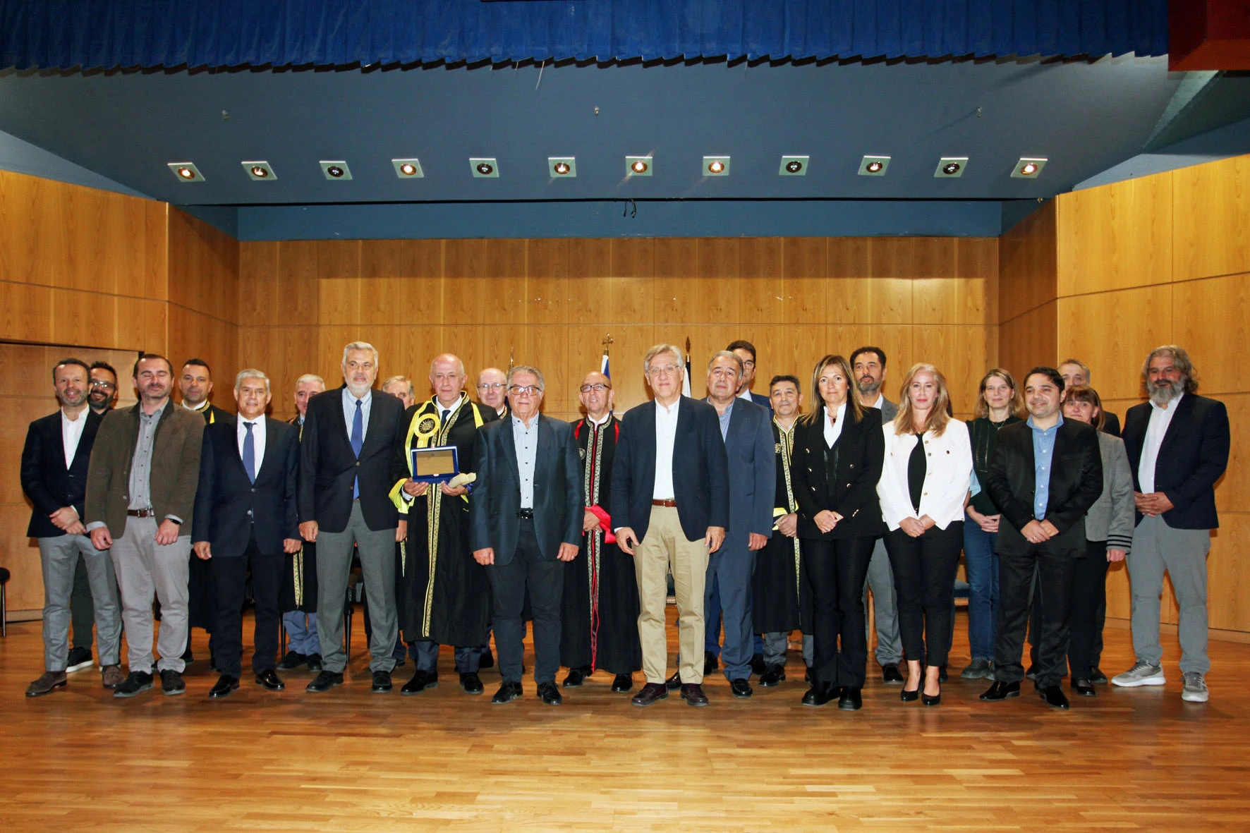 Ο κ. Θεοδωρόπουλος μεταξύ των Πρυτανικών Αρχών και των μελών του διδακτικού προσωπικού του Τμήματος Οργάνωσης και Διοίκησης Επιχειρήσεων