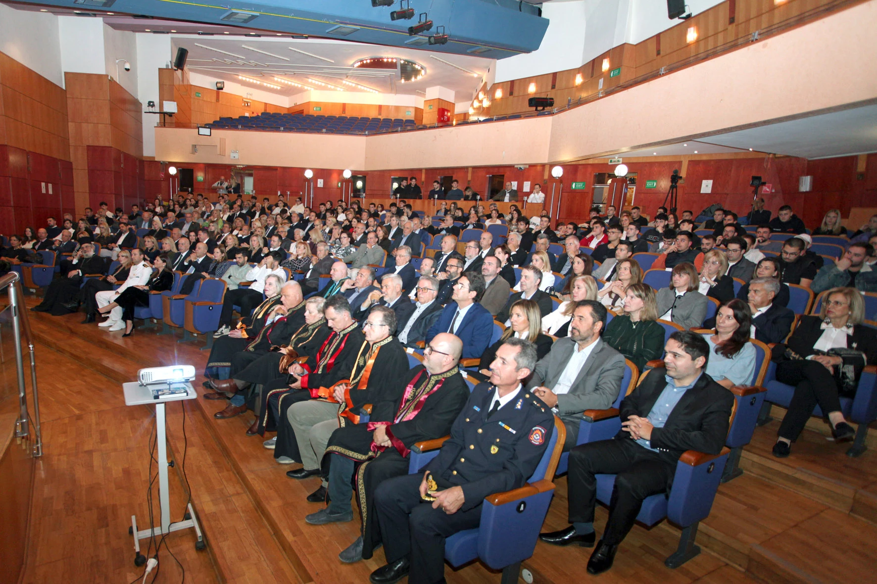 Στην τελετή αναγόρευσης του Σπυρίδωνος Θεοδωρόπουλου παρέστησαν εκπρόσωποι της Εκκλησίας, της τοπικής αυτοδιοίκησης, των προξενικών αρχών, των ενόπλων δυνάμεων και των σωμάτων ασφαλείας, επιφανή μέλη του επιχειρηματικού κόσμου και της Οικονομίας, μέλη της