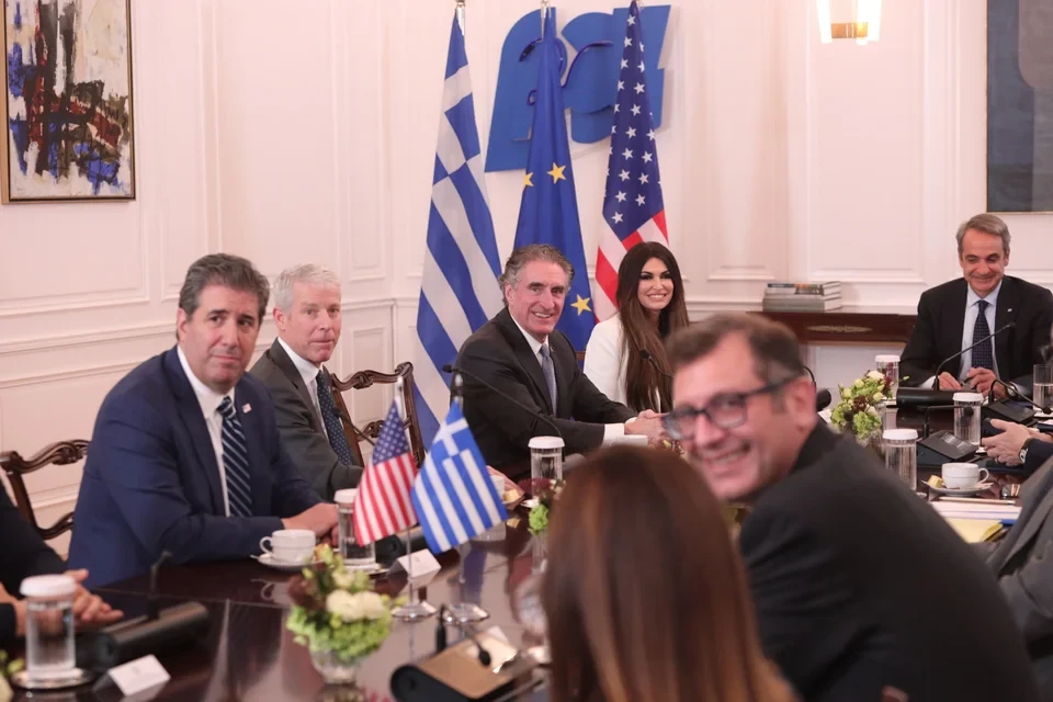 mitsotakis-sisi-xeirapsia-2jpg.webp