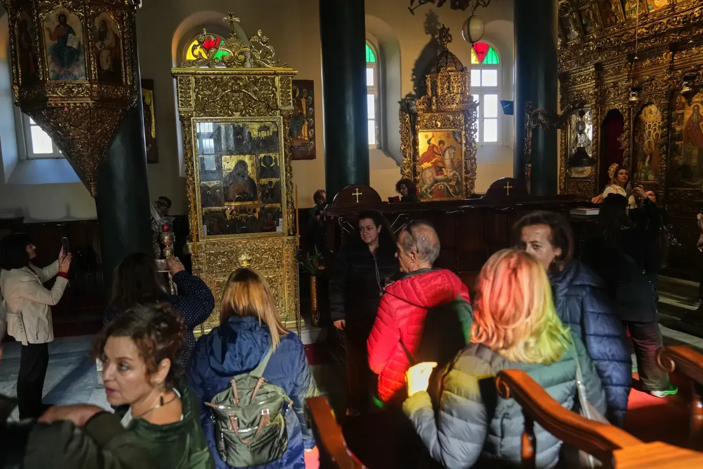 Έλληνες προσκυνητές επισκέπτονται την εκκλησία της χριστιανικής ορθόδοξης μονής Αγίας Τριάδας, όπου βρίσκεται και η Θεολογική Σχολή της Χάλκης, στο νησί Χεϊμπελιάδα, στην Κωνσταντινούπολη