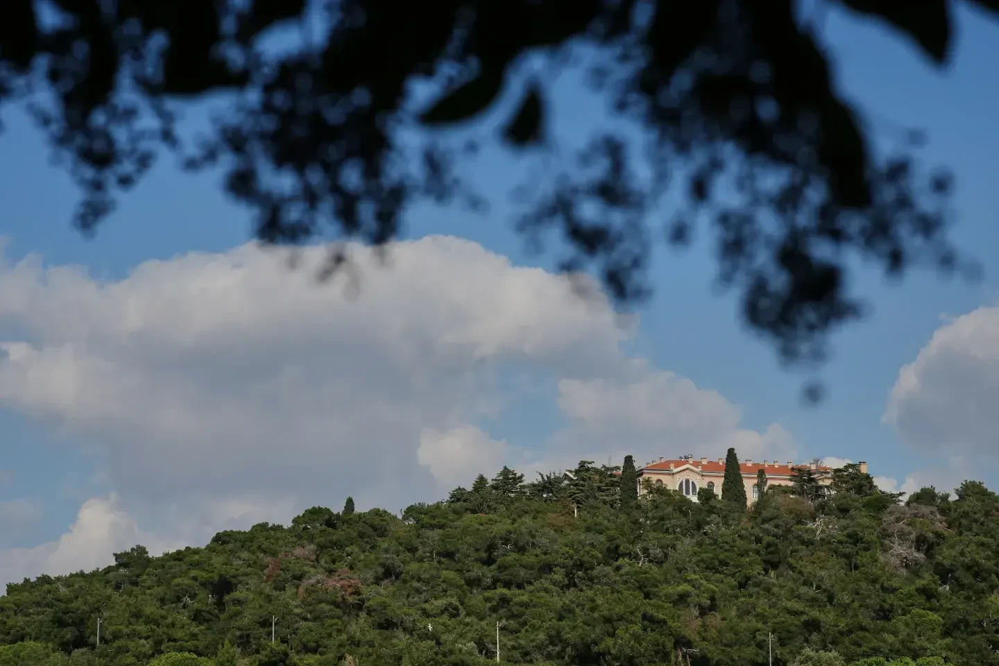 Η χριστιανική ορθόδοξη μονή Αγίας Τριάδας, όπου βρίσκεται η Θεολογική Σχολή της Χάλκης, στο νησί Χεϊμπελιάδα, στην Κωνσταντινούπολη