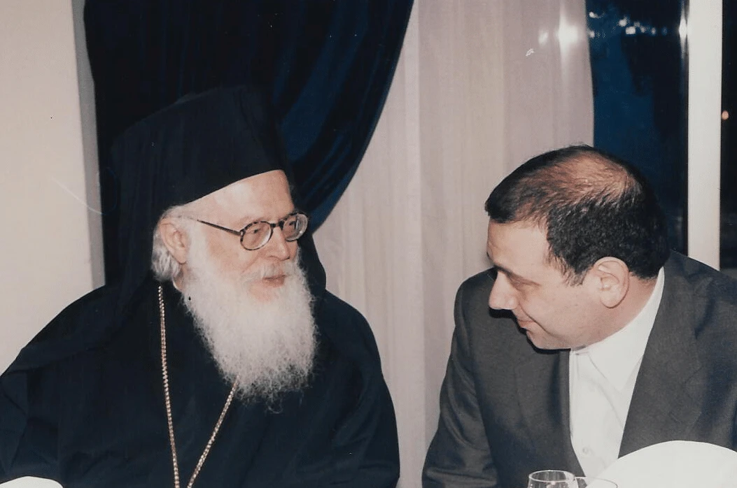 Συζητώντας στο γάμο του με το μακαριστό Αρχιεπίσκοπο Αλβανίας Αναστάσιο