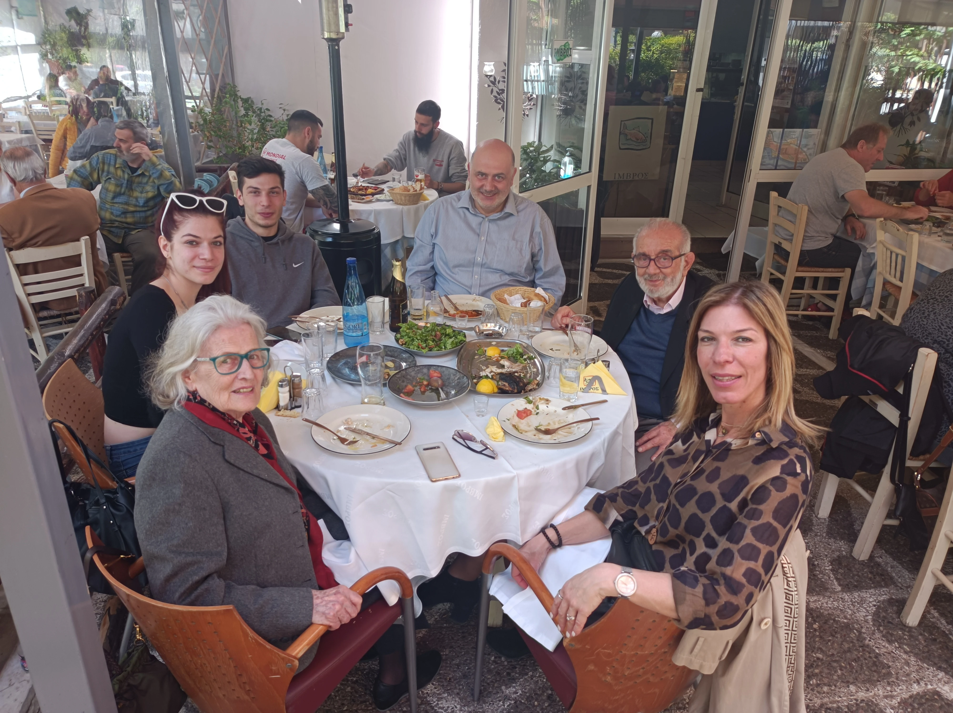 2020: Οικογενειακή φωτογραφία στο πασχαλινό τραπέζι: Μαζί με τους γονείς του, τη σύζυγό του και τα δυό τους παιδιά&nbsp;