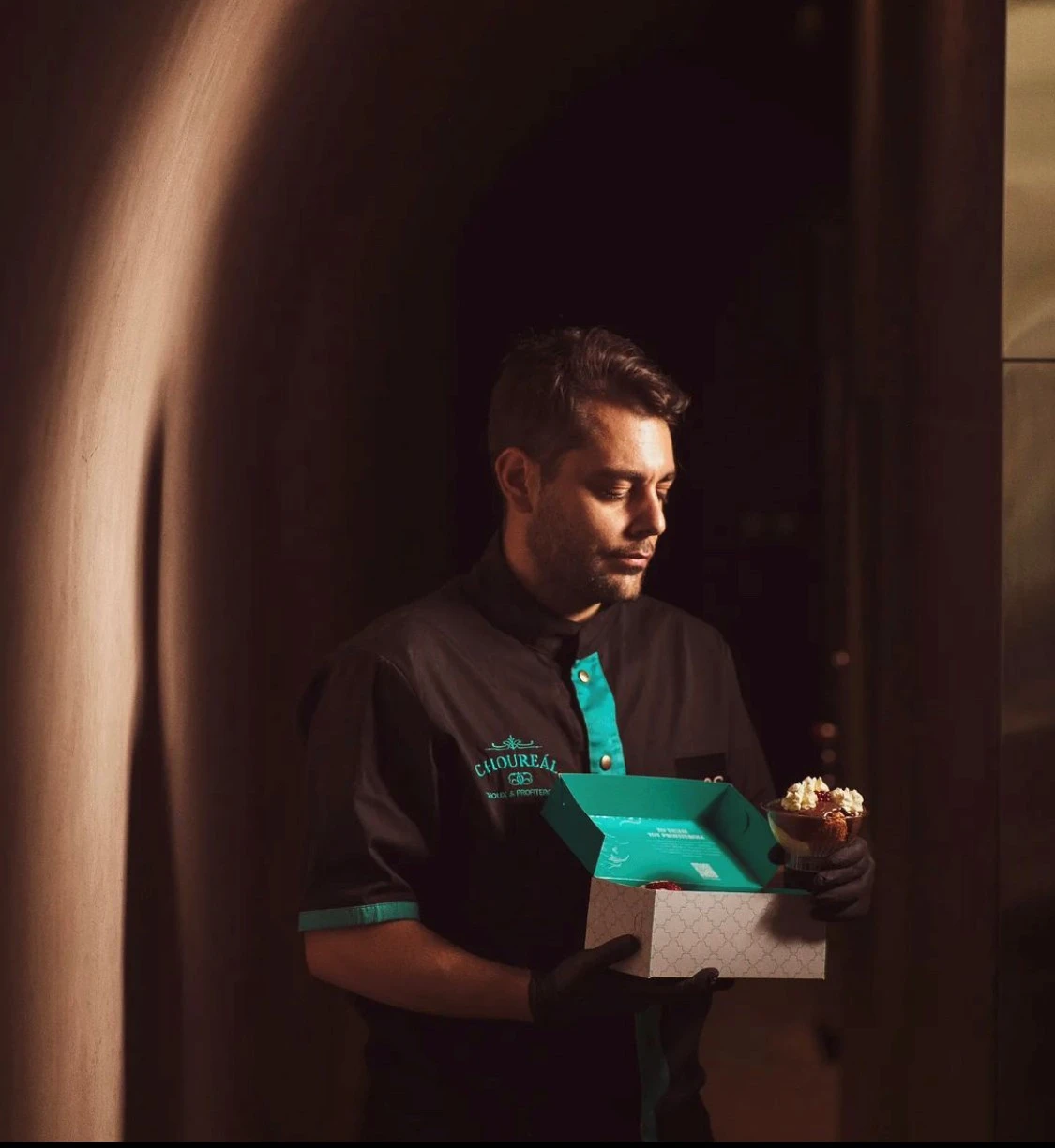 <i>O ιδιοκτήτης του «Choureal» Μάιλς Αναστάσιoς Σκλήρης</i>