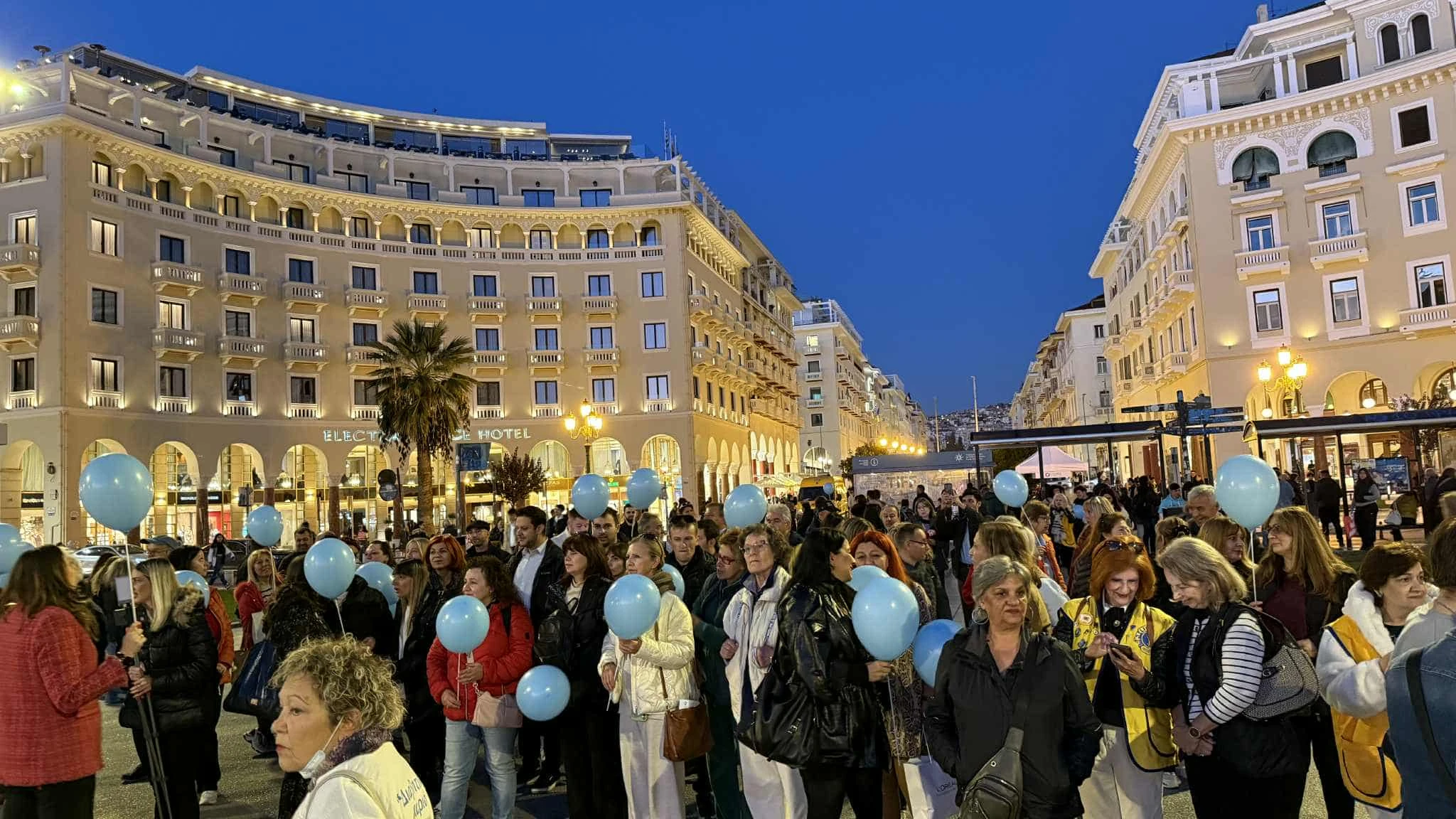 Γέμισε η πλατεία Αριστοτέλους με γαλάζια μπαλόνια στην δράση ευαισθητοποίησης κατά του διαβήτη&nbsp;