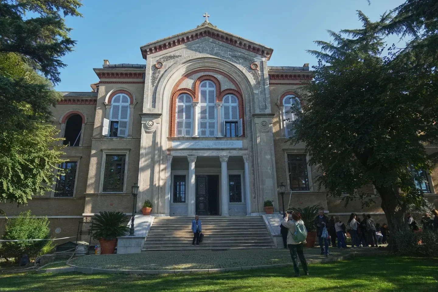Έλληνες προσκυνητές επισκέπτονται την Ορθόδοξη Θεολογική Σχολή της Χάλκης στη Μονή Αγίας Τριάδας, στο νησί Χεϊμπελιάδα, στην Κωνσταντινούπολη