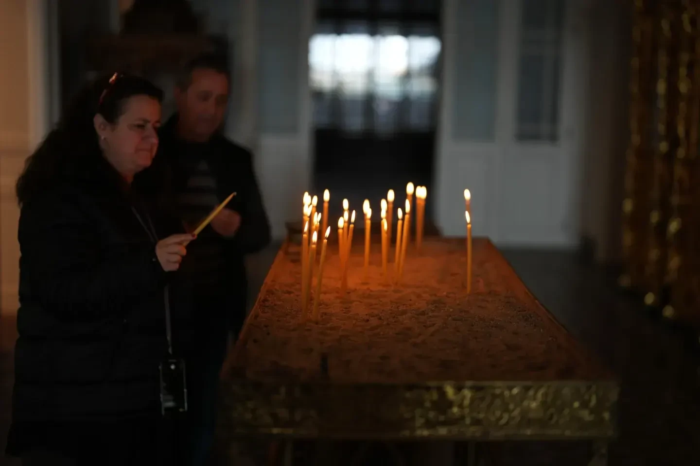 Έλληνες προσκυνητές ανάβουν κεριά στη Χριστιανική Ορθόδοξη Θεολογική Σχολή της Χάλκης στη Μονή Αγίας Τριάδας, στο νησί Χεϊμπελιάδα, στην Κωνσταντινούπολη